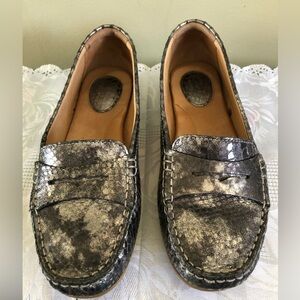 Clarks Artisan Driving shoe loafer. Size 9. Silver Snakeskin
